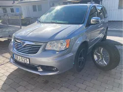 Grå Begagnad 2014 Lancia Voyager Minibuss | 119 000 kr (Bra pris)