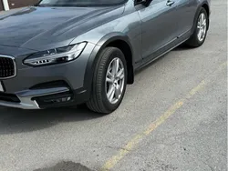 Grå Begagnad 2019 Volvo V90 CC Momentum Kombi | 300 000 kr (Bra pris)
