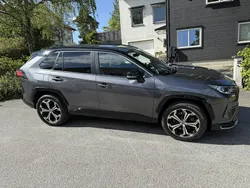 Grå Begagnad 2021 Toyota RAV4 Hybrid Premium SUV | 410 000 kr (Marknadspris)