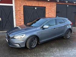 Begagnad 2017 Volvo V40 R-Design Halvkombi | 169 000 kr (Marknadspris)