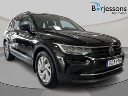 Svart Begagnad 2021 VW Tiguan Life SUV | 274 000 kr (Marknadspris)