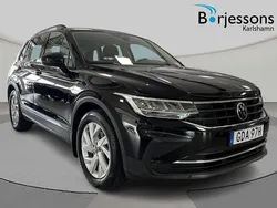 Svart Begagnad 2021 VW Tiguan Life SUV | 274 000 kr (Marknadspris)