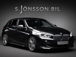 Safirsvart metallic Begagnad 2024 BMW 118 M Sport Halvkombi | 309 000 kr (Lite dyr)