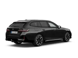 Black sapphire metallic Ny 2026 BMW 550e M Sport Kombi | 1 091 000 kr (Marknadspris)