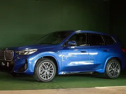 Blå (metallic portimao blue) Begagnad 2022 BMW iX1 M Sport SUV | 529 900 kr (Lite dyr)