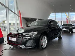 Svart (mytsvart metallic) Ny 2025 Audi A3 Sportback e-tron S-Line Sedan | 489 000 kr (Superpris)