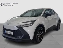 Vit Begagnad 2023 Toyota C-HR Style SUV | 369 900 kr (Marknadspris)