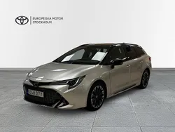Silver (silvermetallic/svart tak) Begagnad 2022 Toyota Corolla Sport Kombi | 259 900 kr (Marknadspris)