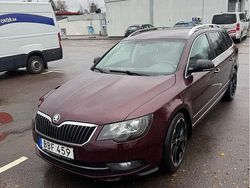 Röd Begagnad 2014 Skoda Superb Elegance Kombi | 89 000 kr (Marknadspris)