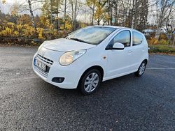 Vit Begagnad 2011 Suzuki Alto Halvkombi | 30 000 kr (Marknadspris)