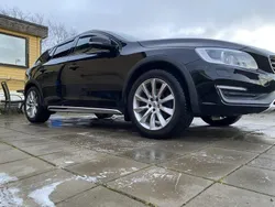 Svart Begagnad 2016 Volvo V60 CC Summum Kombi | 168 000 kr (Marknadspris)