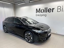 Svart (grenadilla black metallic) Begagnad 2025 VW ID.7 Pro Kombi | 559 800 kr (Marknadspris)