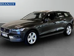 Grå Begagnad 2023 Volvo V60 CC Core Kombi | 379 900 kr (Marknadspris)