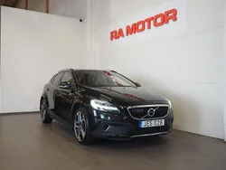 Svart Begagnad 2018 Volvo V40 CC Pro Kombi | 209 900 kr (Marknadspris)