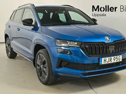 Blå (race blue metallic) Ny 2025 Skoda Karoq SportLine SUV | 390 900 kr (Marknadspris)