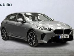 Grå Begagnad 2025 BMW 120 Shadowline Halvkombi | 369 000 kr