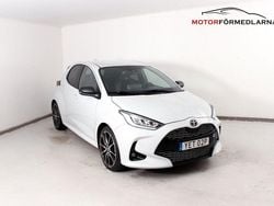 Grå Begagnad 2022 Toyota Yaris Hybrid Sport Halvkombi | 239 000 kr (Marknadspris)
