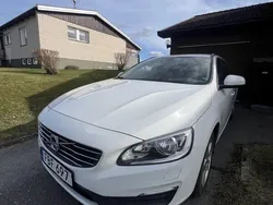 Vit Begagnad 2015 Volvo V60 Kinetic Kombi | 80 000 kr (Marknadspris)