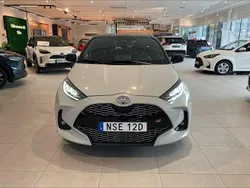 Grå Begagnad 2024 Toyota Yaris Hybrid Sport Halvkombi | 299 800 kr (Bra pris)