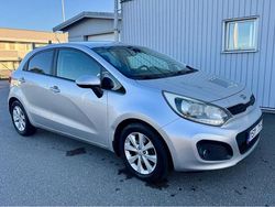 Silver Begagnad 2013 Kia Rio Halvkombi | 42 900 kr (Marknadspris)