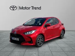 Röd Begagnad 2022 Toyota Yaris Hybrid Active Halvkombi | 199 900 kr (Marknadspris)