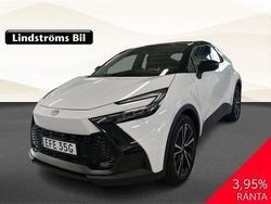 Vit Begagnad 2024 Toyota C-HR Executive SUV | 419 900 kr (Marknadspris)