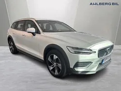 Vit Begagnad 2022 Volvo V60 CC Kombi | 349 500 kr (Marknadspris)
