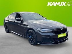 Silver/grå Begagnad 2023 BMW 530e M Sport Sedan | 449 700 kr (Marknadspris)