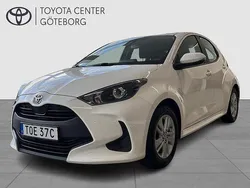 Vit Begagnad 2022 Toyota Yaris Hybrid Active Halvkombi | 209 900 kr (Marknadspris)