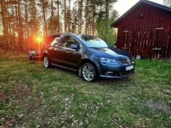 Grå Begagnad 2015 VW Sharan Minibuss | 170 000 kr (Marknadspris)