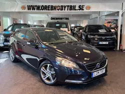 Mörkblå (blå) Begagnad 2016 Volvo V40 Kombi | 112 900 kr (Marknadspris)