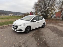 Vit Begagnad 2015 Peugeot 208 Halvkombi | 59 000 kr (Marknadspris)
