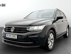 Grå Begagnad 2023 VW Tiguan Life SUV | 319 900 kr (Marknadspris)