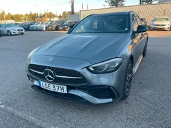 Grå (selenitgrå metallic) Begagnad 2023 Mercedes C300e Kombi | 429 000 kr (Marknadspris)