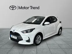 Vit Begagnad 2023 Toyota Yaris Hybrid Active Halvkombi | 224 900 kr (Marknadspris)