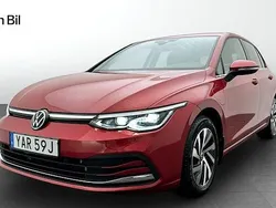 Mörkröd (kings red metallic) Begagnad 2023 VW Golf VIII Style Halvkombi | 309 900 kr (Superpris)
