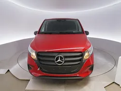 Röd (jupiterröd) Ny 2025 Mercedes e-Vito Minibuss | 689 000 kr (Lite dyr)