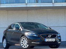 Svart Begagnad 2016 Volvo V40 Kombi | 179 900 kr (Marknadspris)