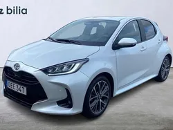 Vit Begagnad 2024 Toyota Yaris Hybrid Style Halvkombi | 279 900 kr (Marknadspris)