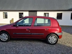 Röd Begagnad 2001 Renault Clio II Halvkombi | 25 000 kr (Marknadspris)
