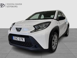 Vit Begagnad 2022 Toyota Aygo Play Halvkombi | 154 900 kr (Marknadspris)