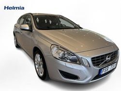 Ljusgrå (grå) Begagnad 2013 Volvo V60 Momentum Kombi | 129 900 kr (Marknadspris)