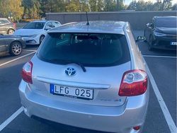 Silver Begagnad 2011 Toyota Auris Hybrid Plus Halvkombi | 73 500 kr (Marknadspris)