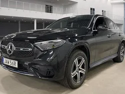 Svart (obsidiansvart metallic) Begagnad 2024 Mercedes GLC300e AMG Sportkupé | 779 000 kr (Marknadspris)
