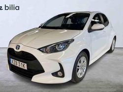 Vit Begagnad 2023 Toyota Yaris Hybrid Active Halvkombi | 229 900 kr (Marknadspris)