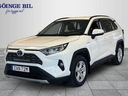 Vit Begagnad 2021 Toyota RAV4 Hybrid SUV | 339 000 kr (Marknadspris)
