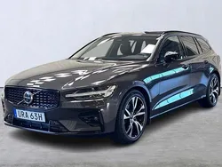 Grå Begagnad 2024 Volvo V60 Plus Kombi | 399 900 kr (Marknadspris)