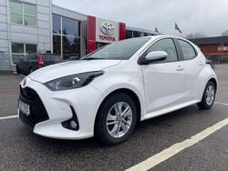 Vit Begagnad 2022 Toyota Yaris Hybrid Active Halvkombi | 209 900 kr (Marknadspris)
