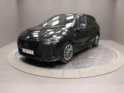 Svart Begagnad 2023 BMW 230e Active Tourer Minibuss | 359 000 kr