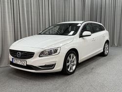 Vit (white solid ice) Begagnad 2017 Volvo V60 Momentum Kombi | 159 900 kr (Bra pris)